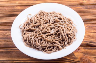 Bir tabakta Japon soba erişte