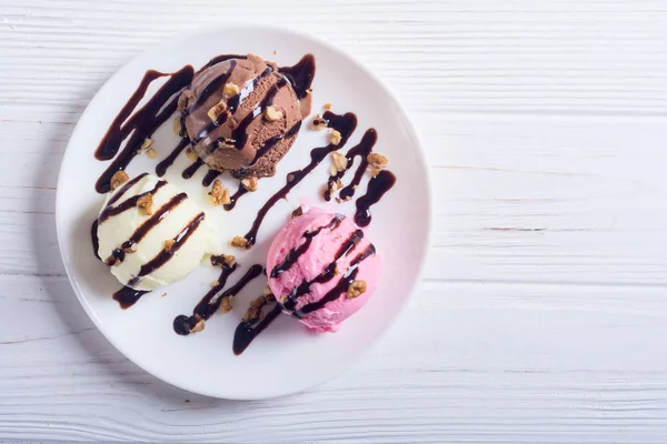 Fagylalt dióval és csokoládé öntettel — Stock Fotó