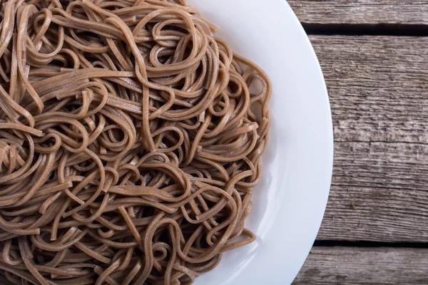 Bir tabakta Japon soba erişte