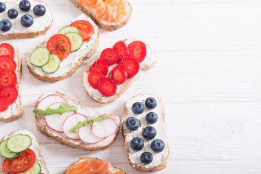 Meyve, sebze ve somon ile tost varyasyonu