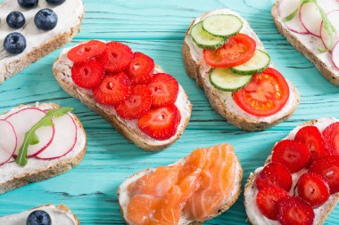 Meyve, sebze ve somon ile tost varyasyonu
