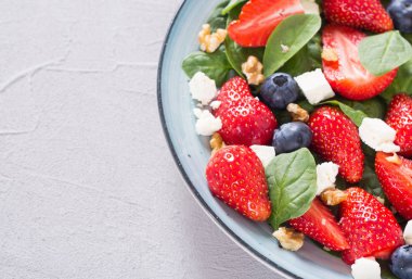 Ispanaklı, peynirli, fındıklı ve blueber ile Yaz Çilek salatası