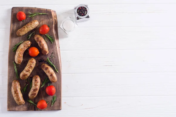 Embutidos a la parrilla con tomates, pimienta y romero —  Fotos de Stock