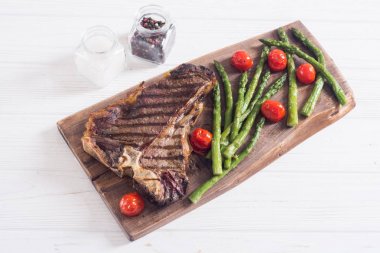 Kuşkonmaz ve kiraz domates ile ızgara T-kemik biftek 