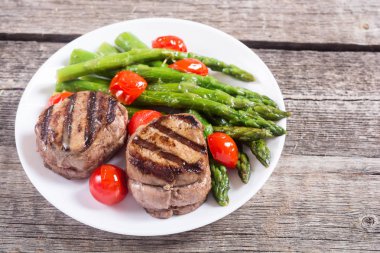 Kuşkonmaz ve domates ile ızgara fileto mignon