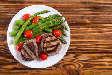 Kuşkonmaz ve domates ile ızgara fileto mignon