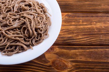 Bir tabakta Japon soba erişte