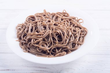 Bir tabakta Japon soba erişte