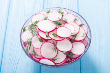 Sağlıklı vejetaryen turp salatası