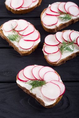 Turp ve dereotu ile sağlıklı sebze tost kum 