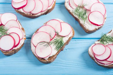 Turp ve dereotu ile sağlıklı sebze tost kum 