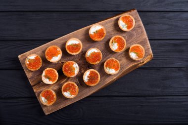 Kırmızı havyar ile Tartalet