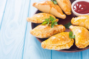 Soslu Latin Amerika pişmiş sığır empanadas