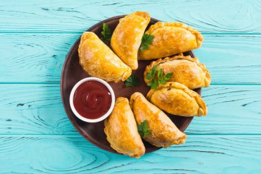 Soslu Latin Amerika pişmiş sığır empanadas
