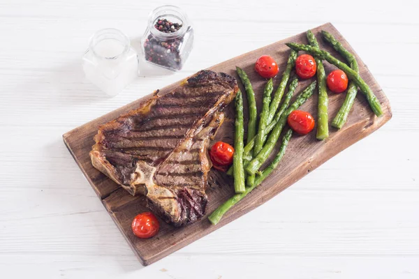 Kuşkonmaz ve kiraz domates ile ızgara T-kemik biftek 