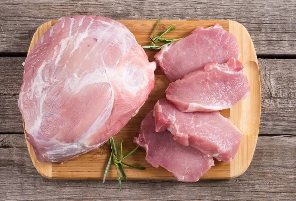 Сырое мясо свинины на деревянном фоне — стоковое фото
