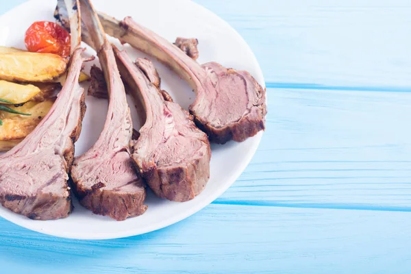 Grilled rack of lamb with potatoes — Stock Photo, Image