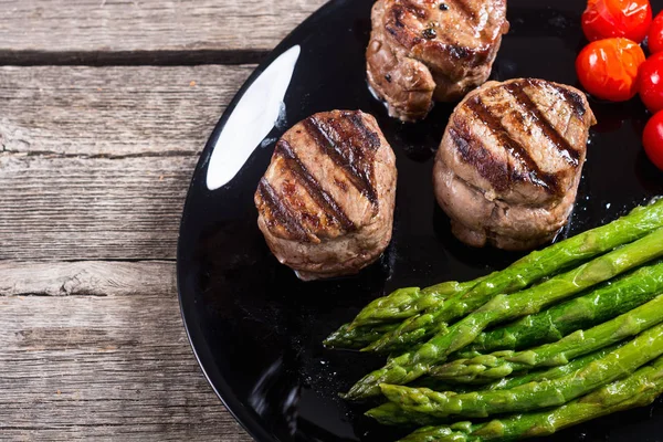 stock image Grilled filet mignon with asparagus and tomatoes