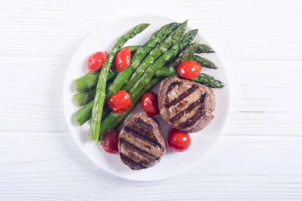 Filete a la parrilla mignon con espárragos y tomates — Foto de Stock