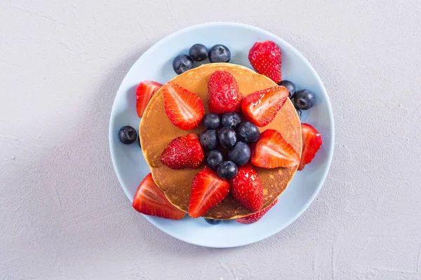 Pancake lezat dengan blueberry dan strawberry — Stok Foto