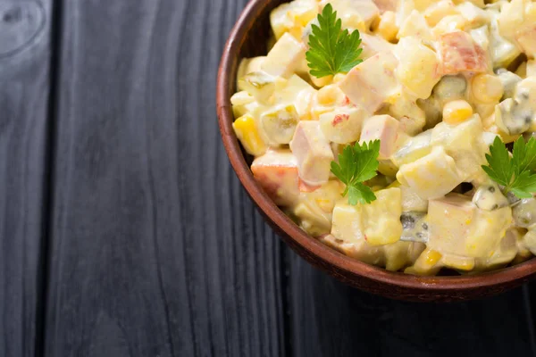 Geleneksel Mayonez Rus salatası olivier — Stok fotoğraf
