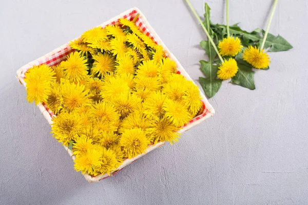 Cesta com flor de dente de leão amarelo — Fotografia de Stock