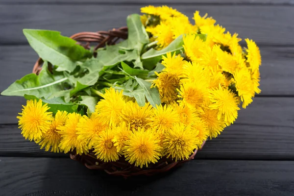 Cesta con flor de diente de león amarillo — Foto de Stock