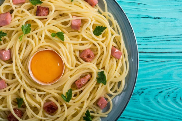 Massa carbonara itsliana com salsicha e ovo — Fotografia de Stock