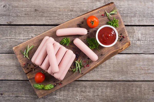 Сирі яловичі ковбаски з перцем, травами та кетчупом — стокове фото