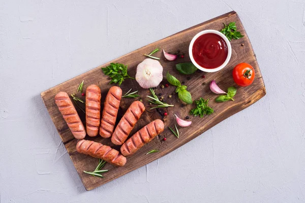 Bratwürste mit Kräutern, Gewürzen und Ketchup — Stockfoto