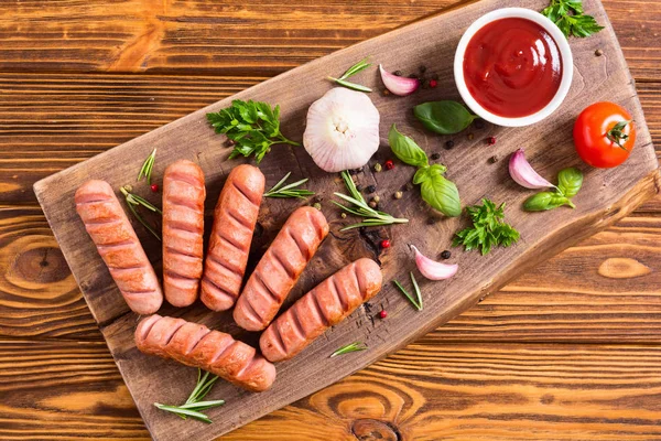 Bratwürste mit Kräutern, Gewürzen und Ketchup — Stockfoto