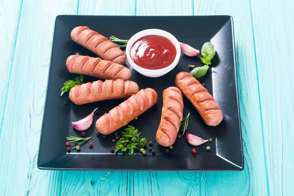 Bratwürste mit Kräutern, Gewürzen und Ketchup — Stockfoto