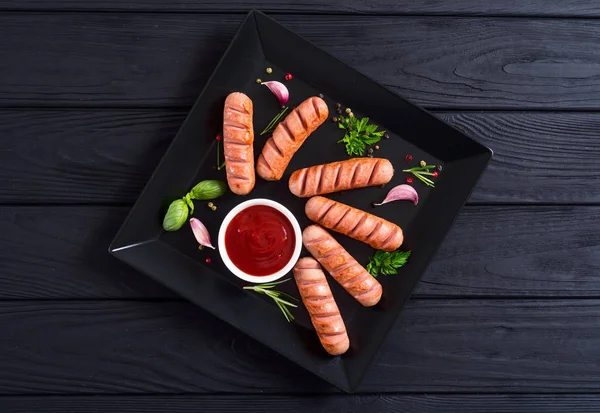 Smażone kiełbaski z ziołami, przyprawy i ketchup — Zdjęcie stockowe