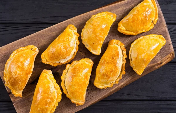 Empanadas latinoamericanas de ternera al horno con salsa —  Fotos de Stock