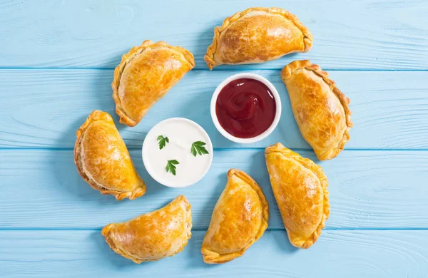 Empanadas de bœuf cuit au four latino-américains avec sauce — Photo