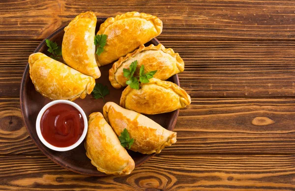 Latinamerikansk bakad biff empanadas med sås — Stockfoto