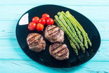 Kuşkonmaz ve domates ile ızgara fileto mignon