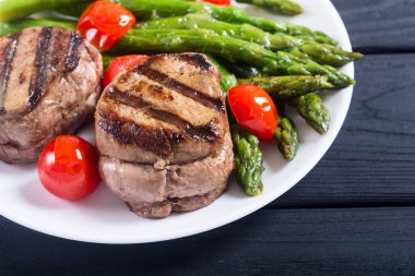 Kuşkonmaz ve domates ile ızgara fileto mignon