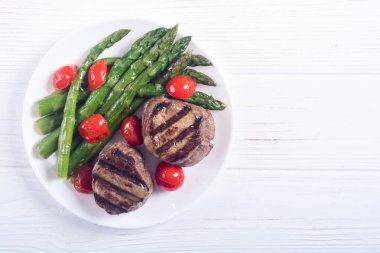 Kuşkonmaz ve domates ile ızgara fileto mignon