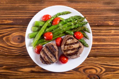 Kuşkonmaz ve domates ile ızgara fileto mignon