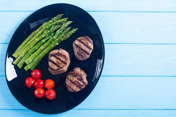 Grilovaný filet s chřestem a rajčaty — Stock fotografie