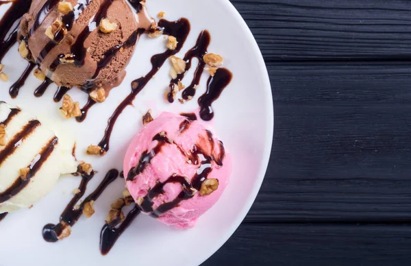 Fagylalt dióval és csokoládé öntettel — Stock Fotó