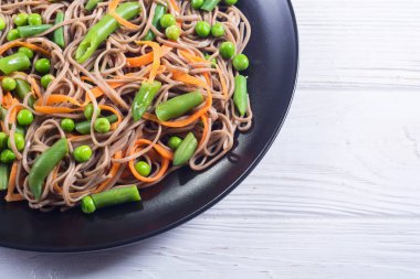Soba erişte salatası