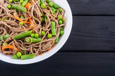 Soba erişte salatası