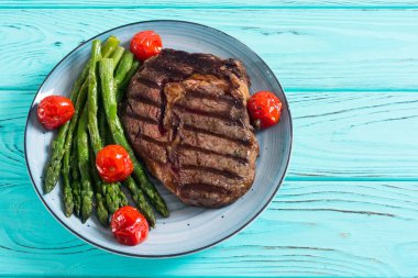 Kiraz domates ve kuşkonmaz ile ızgara sığır biftek ribeye