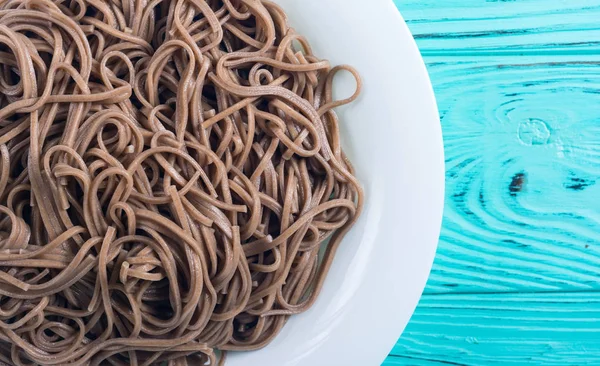 Japanische Soba-Nudeln auf einem Teller — Stockfoto