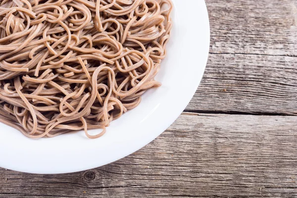 Japanische Soba-Nudeln auf einem Teller — Stockfoto