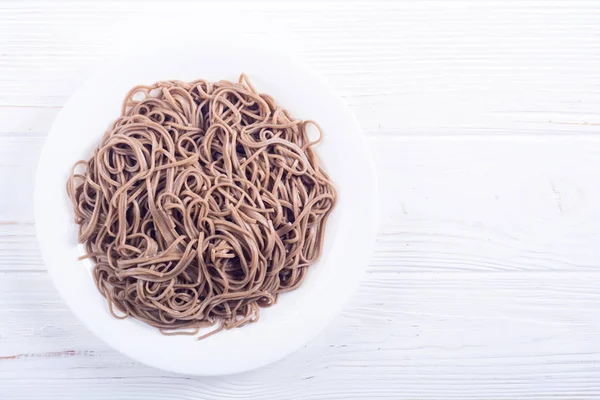 Japanische Soba-Nudeln auf einem Teller — Stockfoto