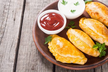 Soslu Latin Amerika pişmiş sığır empanadas