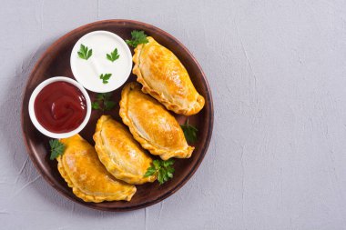 Soslu Latin Amerika pişmiş sığır empanadas
